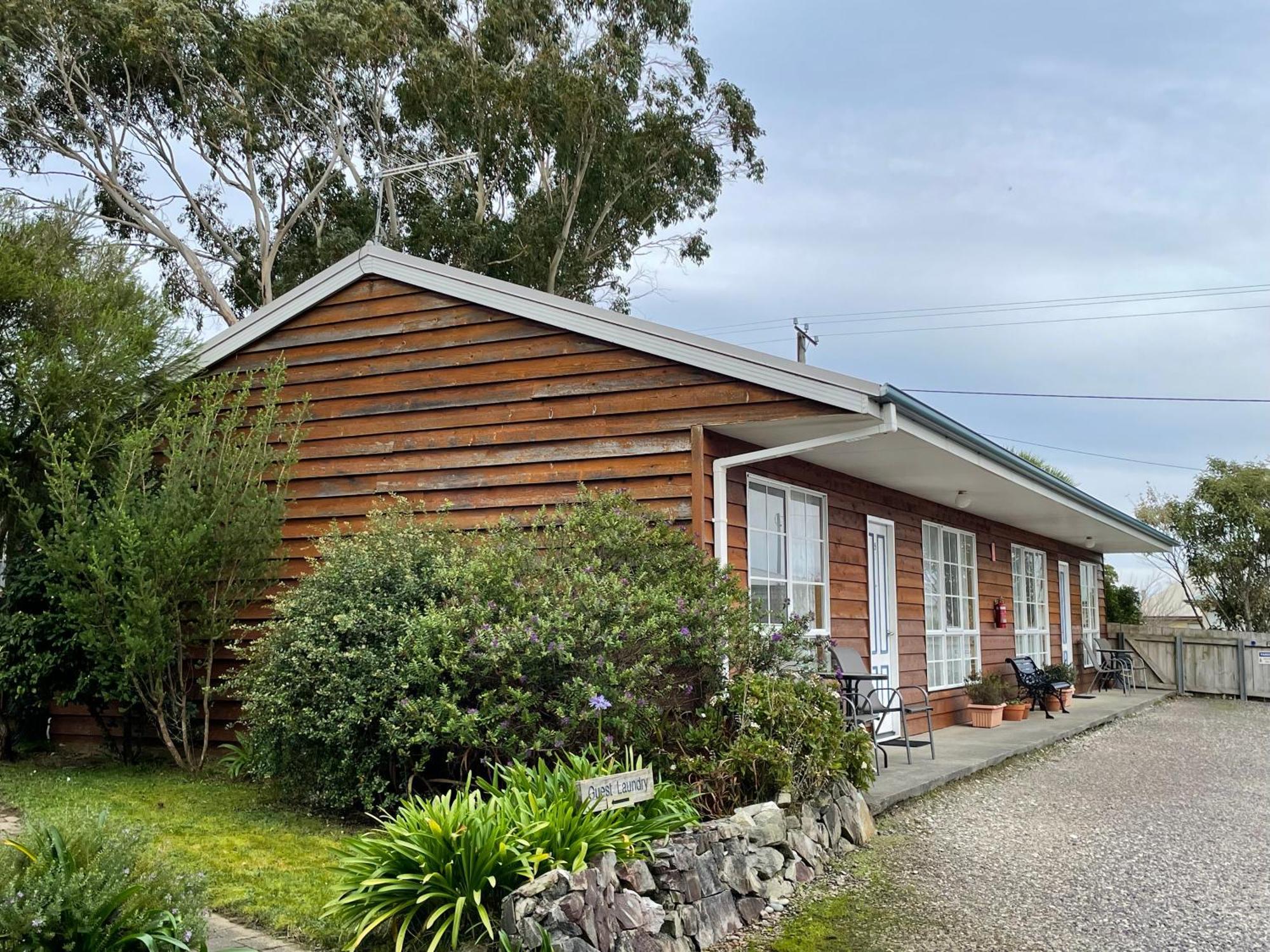 Castaway Holiday Apartments Strahan Exteriör bild