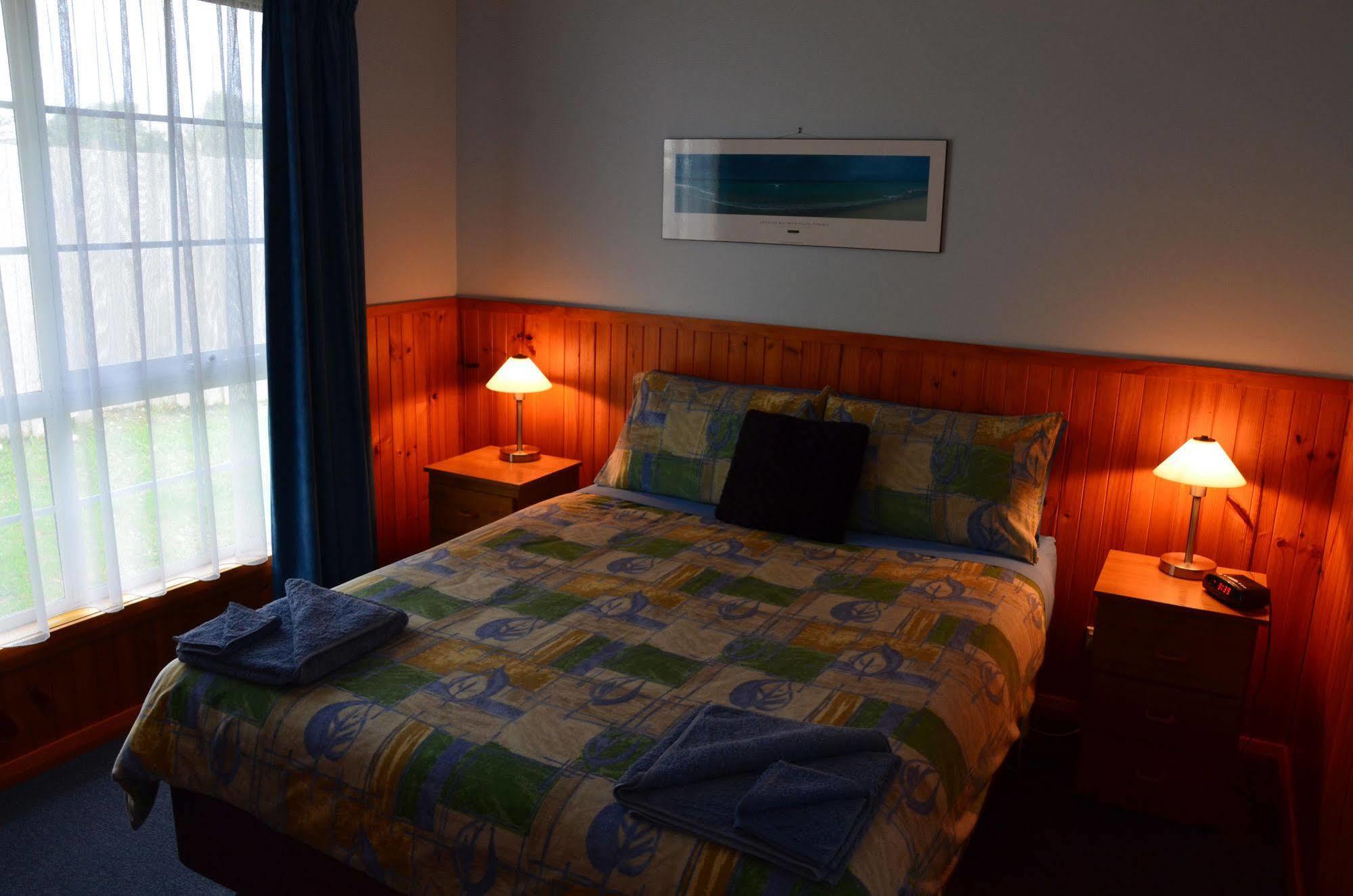 Castaway Holiday Apartments Strahan Exteriör bild